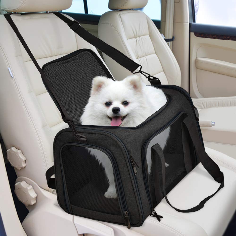 Sac de transport pour chien SAWAH en coloris noir installé sur la banquette d'une voiture