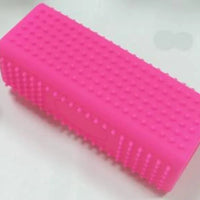 Brosse anti-poils silicone pour chien SAWAH en coloris rose