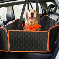 Housse hamac SAWAH installée en voiture avec un chien attaché aux sangles de sécurité